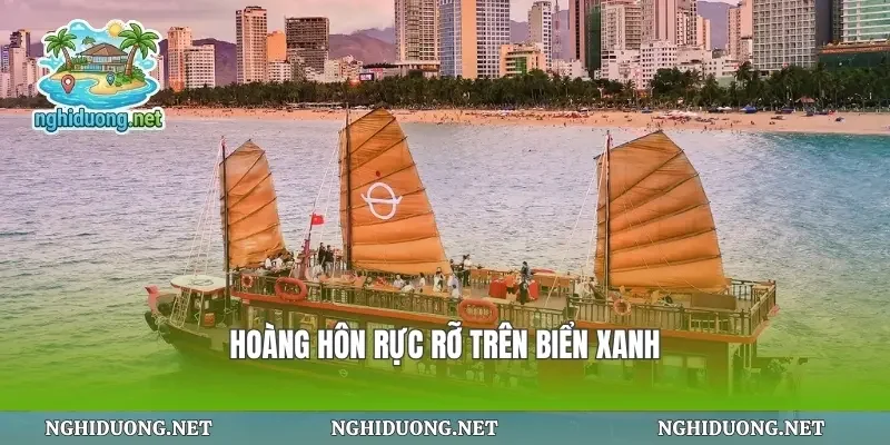Hoàng hôn rực rỡ trên biển xanh
