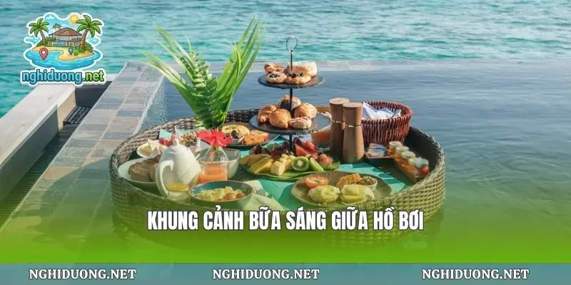 Khung cảnh bữa sáng giữa hồ bơi