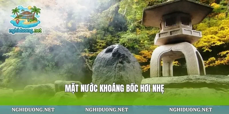 Mặt nước khoáng bốc hơi nhẹ